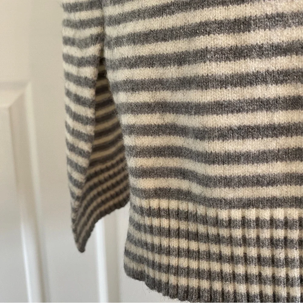 Anthropologie v-neck grey & white stripe sweater Sz S (b6)